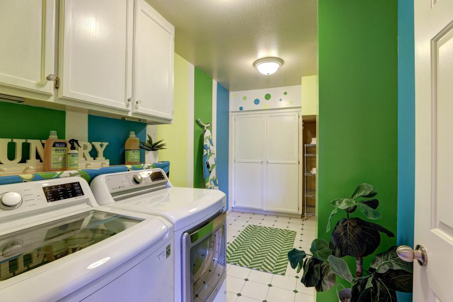 337 Clorinda  laundry room